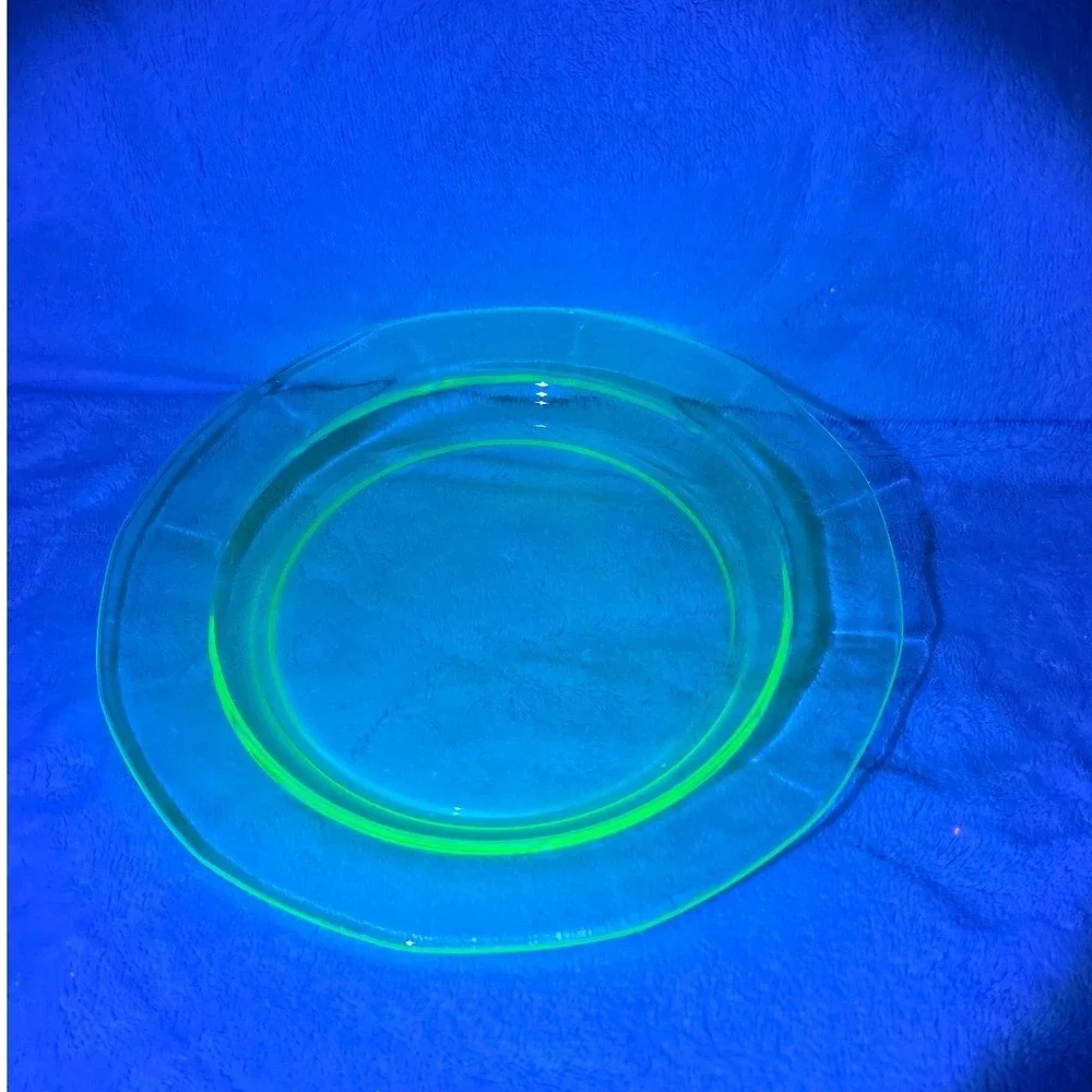 Vintage Fostoria Fairfax No 2375 Green Uranium Glass‎ Salad Plates (2) UV Glow